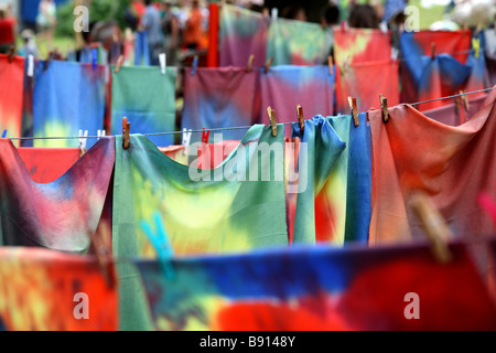 Bunte Kleidung hängen Wäscheleinen Stockfoto