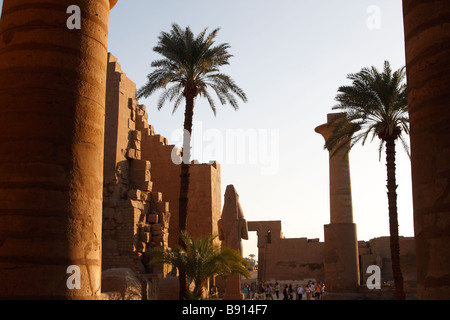 Karnak-Tempel-Ruinen, Blick auf ersten Innenhof mit Palmen und großen Stein geschnitzt Spalten, Luxor, Theben, Ägypten Stockfoto