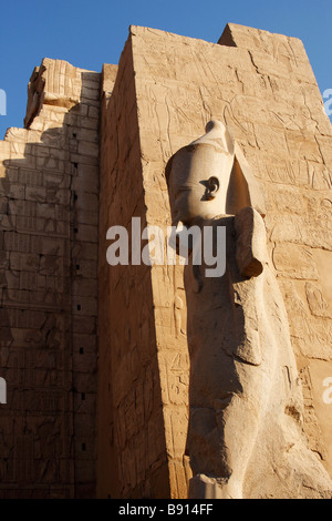Kolossale steinerne Statue von Pharao Ramses II. am Eingang zum zweiten Pylon, Karnak Tempel, Luxor, Ägypten Stockfoto