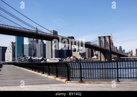 Brooklyn Bridge, Blick nach Westen von Brooklyn Seite in Richtung lower Manhattan, New York City, USA Stockfoto