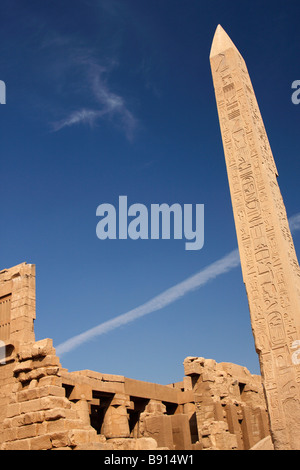 Hohen Granit Obelisk des Pharao Tuthmosis ich gegen blauen Himmel, Karnak Tempel, Luxor, Ägypten Stockfoto