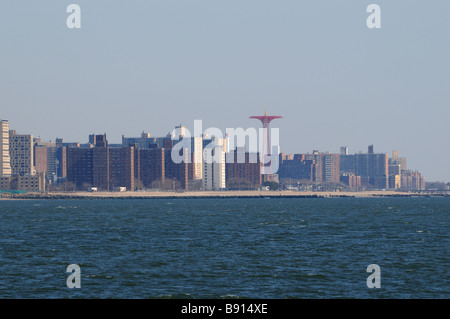 Die berühmten Parachute Jump in Coney Island erhebt sich über die Wohnhäuser, die den Strand säumen. Stockfoto