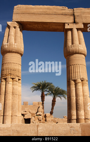 Große Stein geschnitzten Säulen und Architrav Gestaltung einer Palme gegen blauen Himmel, Karnak Tempel, Luxor, Ägypten Stockfoto