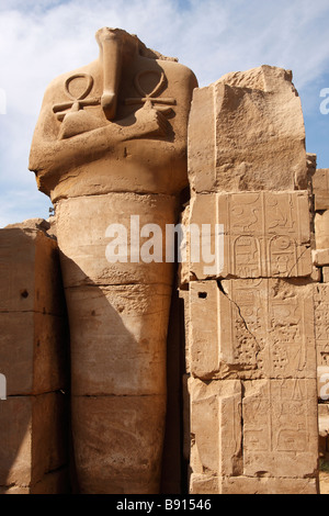 Kopflose Osiris Statue eines ägyptischen Pharaos hält ein Ankh in jeder Hand, Karnak Tempel, Luxor, Ägypten Stockfoto