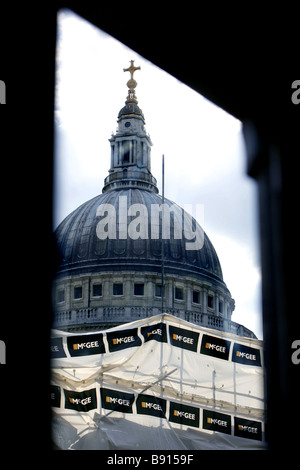 MC Gee Bauherren arbeiten in der Stadt mit Blick auf St. Pauls Cathedral Stockfoto