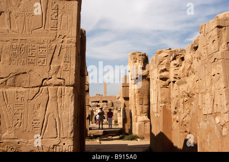 Karnak-Tempel-Komplex, geschnitzte Relief des Amun an Wand und Osiris Statue, Luxor, Ägypten Stockfoto