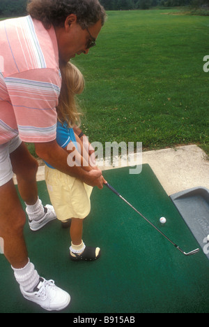 Ein Kind Golf zu unterrichten Stockfoto