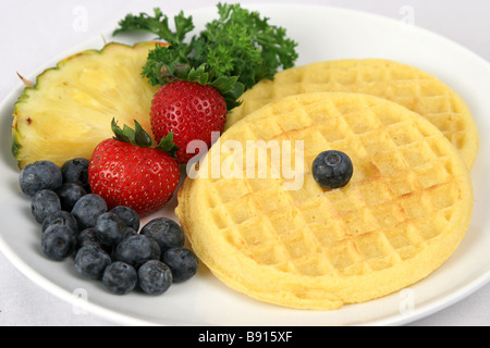 Gesundes Frühstück mit Waffeln und Obst Stockfoto