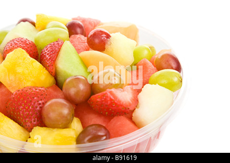 Schale mit leckeren gesunden Obstsalat isoliert auf weiss Stockfoto