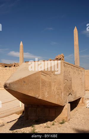 Pyramidion Spitze des gefallenen Obelisk der Königin Hatshepsut, zwei stehende Obelisken im Hintergrund, Karnak Tempel, Luxor, Ägypten Stockfoto