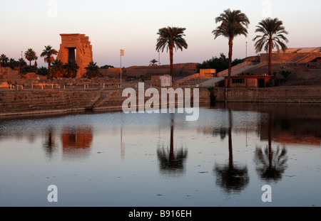 Karnak-Tempel bei Sonnenuntergang, Palmen spiegelt sich im Wasser des Heiligen See, Luxor, Ägypten, Nord-Afrika Stockfoto