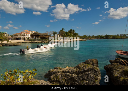 Tour Bootsfahrten nach Abwurf Passagiere Bayahibe Fischen Dorf Gateway für Tag in Isla Saona Dominikanische Republik Stockfoto