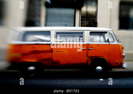 Lensbaby Schuss eines alten orange VW-Vans Stockfoto