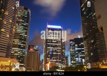 Wolkenkratzer der Admiralität in der Abenddämmerung, Hong Kong Stockfoto