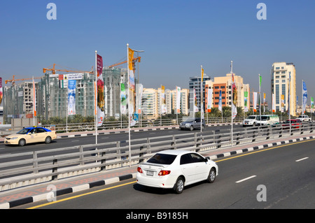 Die Stadtlandschaft Dubais mit Blick auf die moderne Autobahn straßenverkehrsinfrastruktur mit frei fließenden Verkehr Vereinigte Arabische Emirate VAE