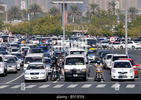 Dubai Nahaufnahme der geschäftigen breiten Straße Kreuzung Autos und Motorräder Warten an der Ampel Oberfläche Parkplatz hinter United Arab Emirates VAE Naher Osten Stockfoto