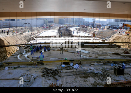 Dubai Dual Fahrbahn Infrastruktur Straßenbau Baustelle Arbeiter in Schatten unter der neuen U-Bahn-Viadukt Vereinigte Arabische Emirate Asien Stockfoto