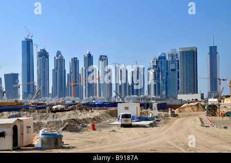 Dubai big Bau Baustelle mit vielen hohen Wolkenkratzern einige einige laufende Arbeiten mit Kranen in Dubai Vae Naher Osten Asien abgeschlossen Stockfoto