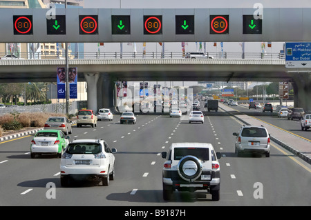 Blick von oben auf Dubai Auto Verkehr Modern Five Fahrspur Autobahn und Gantry Zeichen Geschwindigkeitsbegrenzung Warnung Vereinigte Arabische Emirates VAE Naher Osten Stockfoto