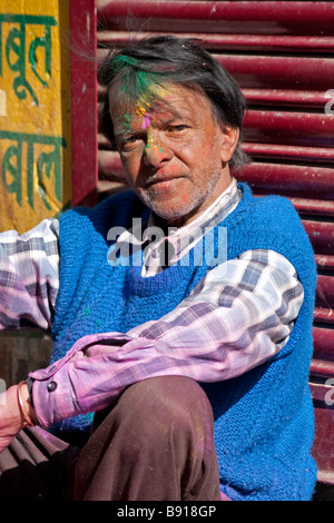 Kumoani Mann aus dem Himalaya in Farbe, Teil der Holi-Feierlichkeiten in der alten britischen Hill-Station von Almora, Indien beschmiert. Stockfoto