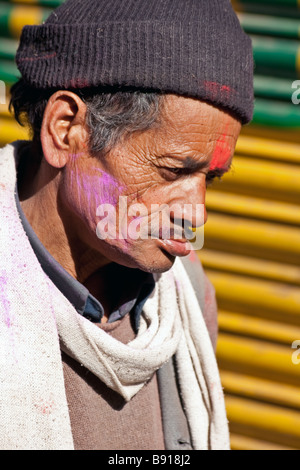 Kumoani Mann aus dem Himalaya in Farbe, Teil der Holi-Feierlichkeiten in der alten britischen Hill-Station von Almora, Indien beschmiert. Stockfoto
