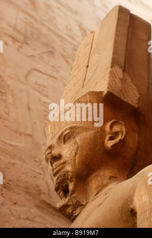 Steinstatue des ägyptischen Gottes Amun geschnitzt, Kopf Detail, Karnak Tempel, Luxor, Ägypten hautnah Stockfoto