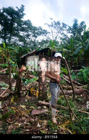 redaktionelle einarmigen Mann Hilfsarbeiter arbeiten am Haus im Dschungel ländlichen big Corn island Nicaragua in Mittelamerika Stockfoto