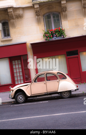 Alten Citroen 2cv geparkt in Paris, Frankreich. Stockfoto