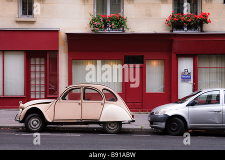 Am alten Citroen 2cv in Paris, Frankreich. Stockfoto