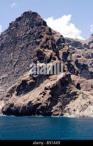 Beeindruckende Felsen fallen in das Meer im Norden von Teneriffa (Kanarische Inseln, Spanien) Stockfoto