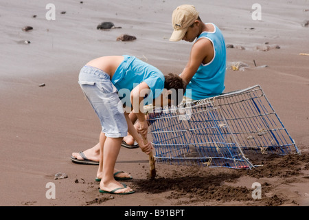 Zwei Jungs chillen auf Funchal beach Madeira Stockfoto