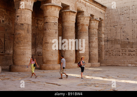 [Medinet Habu] Totentempel, Touristen und große Stein Papyrus Spalten der zweiten Gericht, "West Bank", Luxor, Ägypten Stockfoto