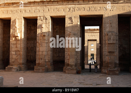 [Medinet Habu] Leichenhalle Tempel von Ramses III, zweiten Pylon und Osiris Säulen, "West Bank", Luxor, Ägypten Stockfoto