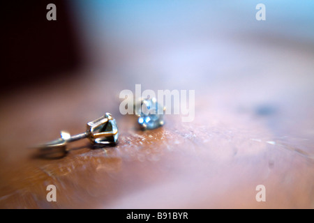 Vintage Ohrringe auf einer Kommode Stockfoto