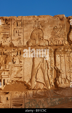 Ägyptische Hieroglyphen und Wand Relief zeigt glücklich [Gott des Nils], [Medinet Habu] Totentempel, "West Bank", Luxor, Ägypten Stockfoto