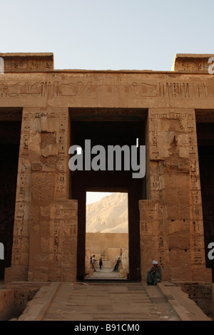 [Medinet Habu] Leichenhalle Tempel von Ramses III, säulengeschmückten Portikus im zweiten Hof, "West Bank", Luxor, Ägypten Stockfoto