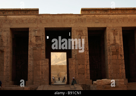 [Medinet Habu] Totentempel, zweiten Gericht Portikus und Osiris Säulen mit geschnitzten Hieroglyphen, "West Bank", Luxor, Ägypten Stockfoto