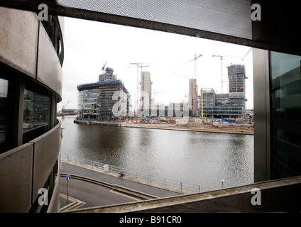 Ein Blick auf die teilweise gebauten BBC-Zentrale in Salford Kais in Greater Manchester von innen die Lowry über den Fluss Stockfoto