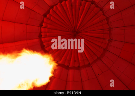 Flamme im Inneren ein rotes [Heißluftballon] Stockfoto