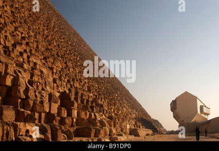 "Solar Boat Museum" auf Basis der großen Pyramide von Khufu, Gizeh, Kairo, Ägypten Stockfoto