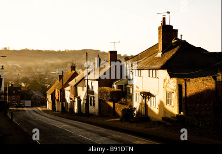 Am frühen Morgenlicht fällt auf die Häuser entlang der Scheune Street in der typisch englische Marktstadt Marlborough Wiltshire England UK Stockfoto