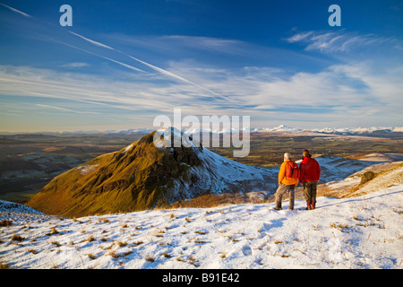 Zwei Wanderer ist bewundernden Dumgoyne in Campsie Fells in der Nähe von Glasgow aus benachbarten Dumfoyn Ben Lomond im Hintergrund Stockfoto