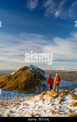 Zwei Wanderer ist bewundernden Dumgoyne in Campsie Fells in der Nähe von Glasgow aus benachbarten Dumfoyn Ben Lomond im Hintergrund Stockfoto