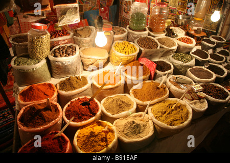 Lokale Gewürze auf dem Display an dem Samstag Nacht Markt an Baga in Goa, Indien Stockfoto