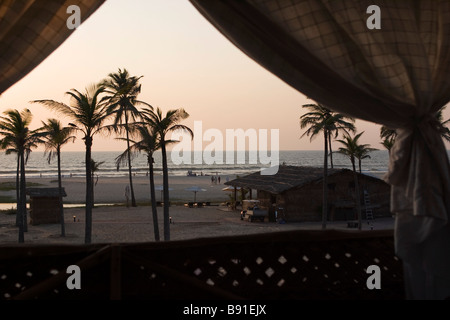 Sonnenuntergang über Bungalow offenen Gardinen Fenster Stockfoto