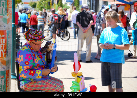 Clown Ballon Modellierer machen Tier für junge, The Arts Centre, Worcester Boulevard, Christchurch, Canterbury, Neuseeland Stockfoto