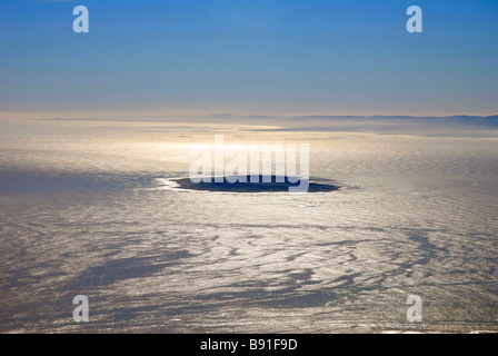 Zoom-Schuss von Robben Island und Tafelbucht vom Tafelberg, Kapstadt, Südafrika Stockfoto