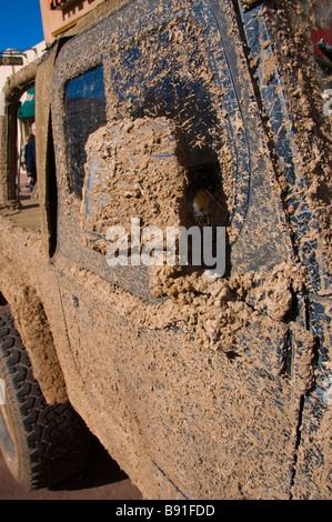 Schweren Schlamm spritzt auf Außenseite des Jeep Stockfoto