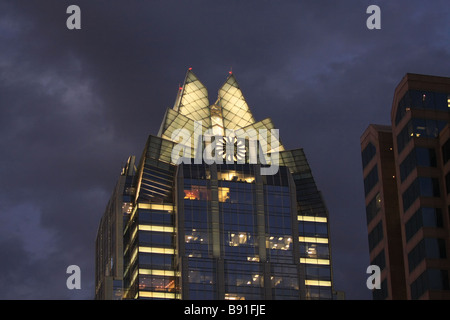 Nachtansicht des Gebäudes Frost Bank Tower in Austin Texas.  Für den redaktionellen Gebrauch bestimmt. Stockfoto