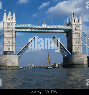 Tower Bridge über den Fluss Themse London öffnen für traditionelle London Segeln Schiff passieren Stockfoto